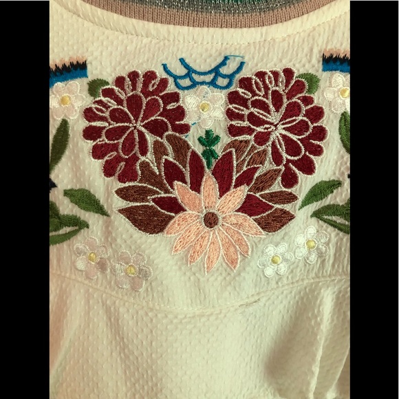 A Pictures Worth Floral Embroidered Trim Top Sz S - Picture 6 of 11